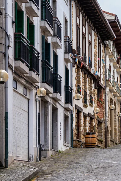 Вулиця з будинками та архітектурою Країни Басків (Іспанія). — стокове фото