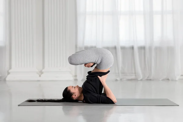 Ung attraktiv asiatisk kvinna praktiserar yoga koncept, Urdhva Padmasana Uppåtgående Lotus i axelstöd motion. — Stockfoto