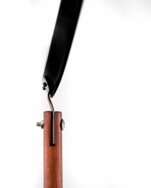 Ev yapımı ahşap saplı, beyaz arka planda düz metalik gözleme tavasının bir parçası..