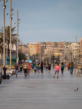 BADALONA, İspanya - Mayıs 02 2020: Karantina COVID-19 salgını sırasında insanların açık hava sporu yapmasına izin veriliyor
