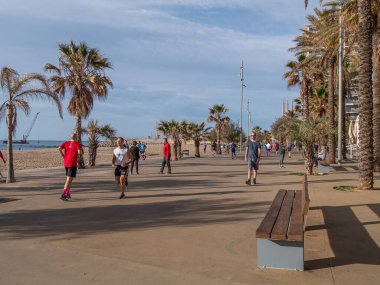 BADALONA, İspanya - Mayıs 02 2020: Karantina COVID-19 salgını sırasında insanların açık hava sporu yapmasına izin veriliyor