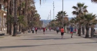 BADALONA, İspanya - Mayıs 02 2020: 2020 'deki COVID-19 salgını sırasında insanların açık hava sporu yapmasına izin veriliyor.