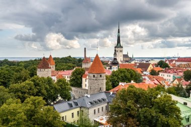 Estonya 'nın Tallinn kentindeki panoramik manzara. Aziz Nicholas Kilisesi Kulesi ve Toompea Tepesi Bulutlu bir günde.