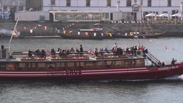 PORTO, PORTUGAL - OCTOBER 26TH 2019: Традиційний туристичний човен, що перетинає річку Дуро. Подорож сонячним днем з багатьма туристами.. — стокове відео