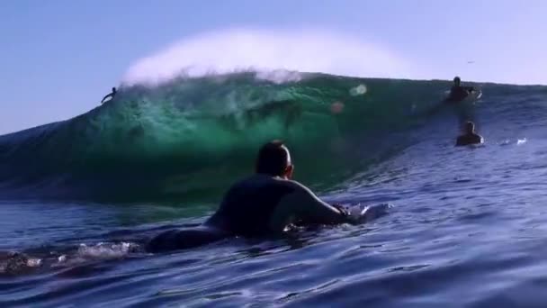 Młodzi Chłopcy Surferzy Jeździć Ocean Tropikalna Fala Bali — Wideo stockowe