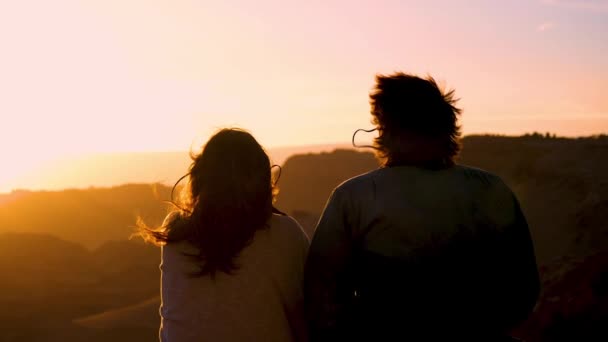 Mutlu Çift Yaz Yürüyüşü Sırasında Gün Batımında Bir Dağın Tepesindeki — Stok video