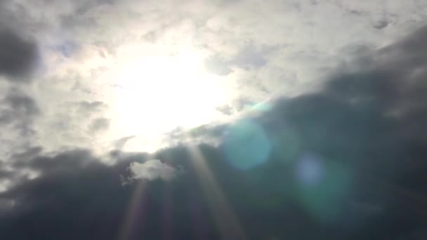 nuages pluvieux derrière le soleil laps de temps .