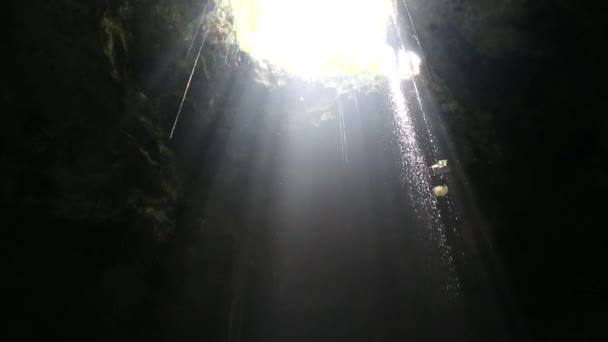在巴厘岛的洞穴瀑布下 — 图库视频影像