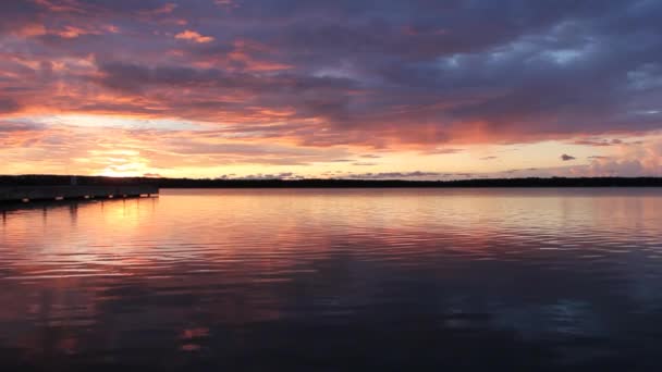 Απομονωθεί Θέα Στη Λίμνη Ηλιοβασίλεμα Βράδυ — Αρχείο Βίντεο