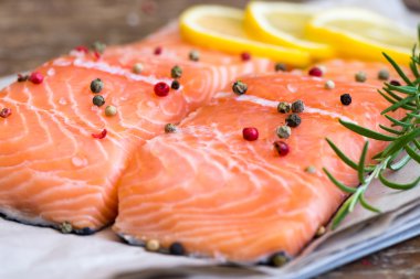 Çiğ somon fileto limon, baharat ve taze otlar ile balık