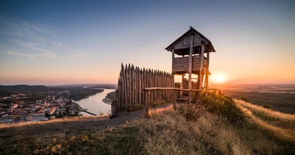 Tour d'observation touristique en bois au-dessus d'une petite ville avec rivière — Photo