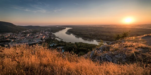 Vista da Cidade Pequena com Rio da Colina ao pôr-do-sol — Fotografia de Stock