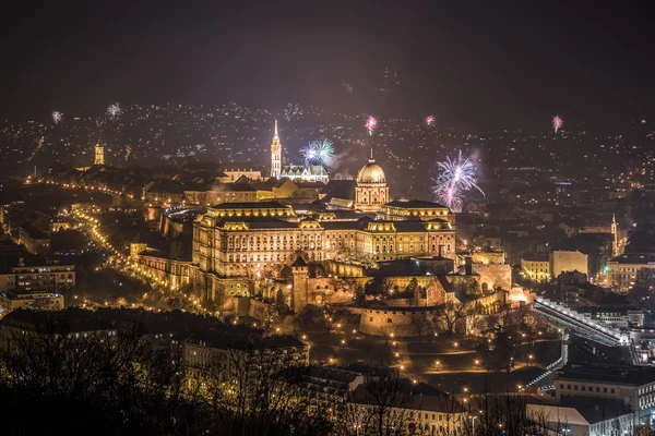 Királyi palota és a tűzijáték este Budapesten — Stock Fotó