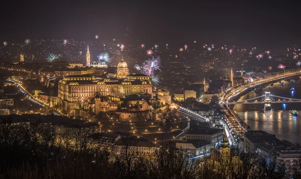 Kungliga slottet och fyrverkerier på natten i Budapest, Ungern — Stockfoto