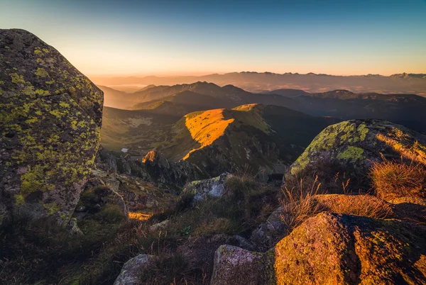Krajobraz górski o zachodzie słońca — Zdjęcie stockowe