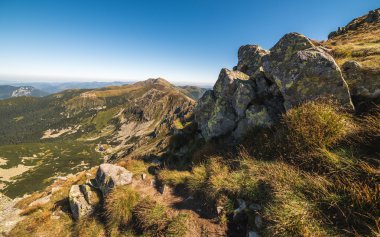 Dağ sırtı Hiking Trail ve kayaların ön planda