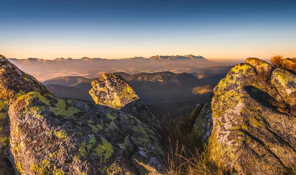 Berglandschap bij zonsondergang — Stockfoto
