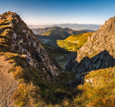 Gün batımında dağ manzarası