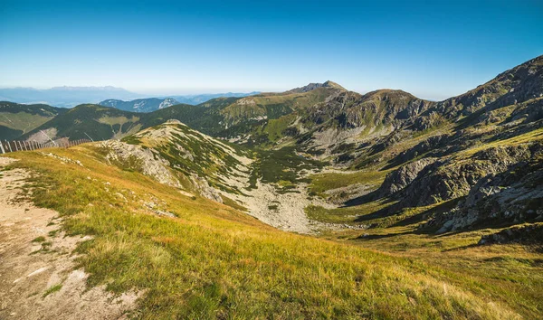 Cesta na vrchol hory Chopok. Horská krajina. — Stock fotografie