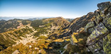 Dağlar gün ışığında