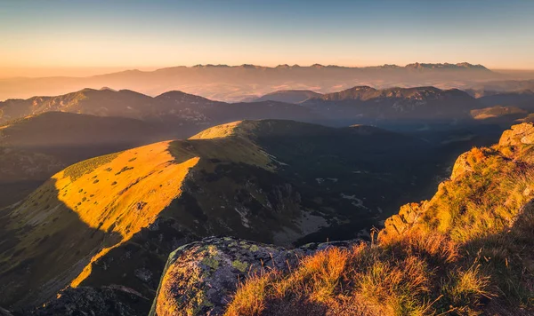 Berglandschap bij zonsondergang — Stockfoto