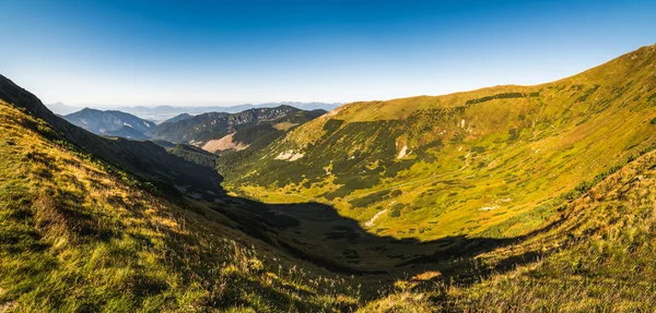 Tal und Hügel im Nationalpark Niedere Tatra, Slowakei — Stockfoto
