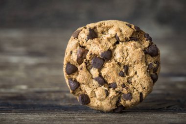 Çikolata parçacıklı kurabiye.