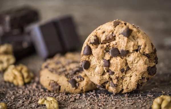 Galletas de chispas de chocolate sobre fondo rústico —  Fotos de Stock