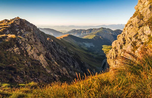 Hegyi táj naplementekor — Stock Fotó