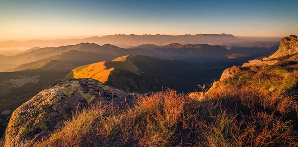 Gün batımında dağ manzarası — Stok fotoğraf