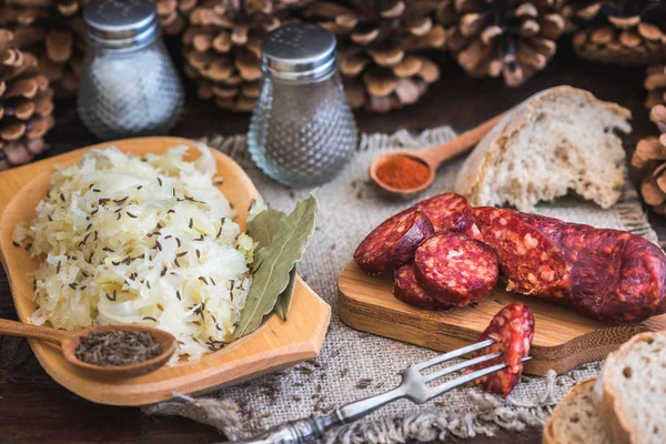 Café da manhã do fazendeiro, salsicha e couve azeda . — Fotografia de Stock