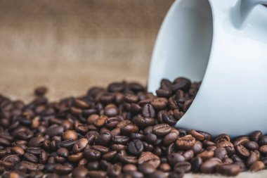 kahve çekirdekleri fincan dökülen