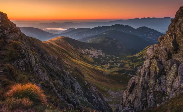 Krajobraz górski o kolorowy zachód słońca — Zdjęcie stockowe