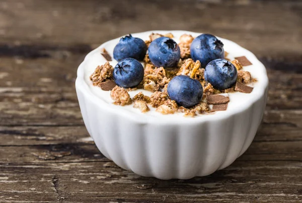 Yogur con arándanos frescos en la mesa Woden —  Fotos de Stock