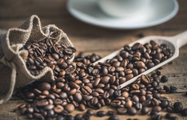 Kahve çekirdekleri dökülen çuvala dışında
