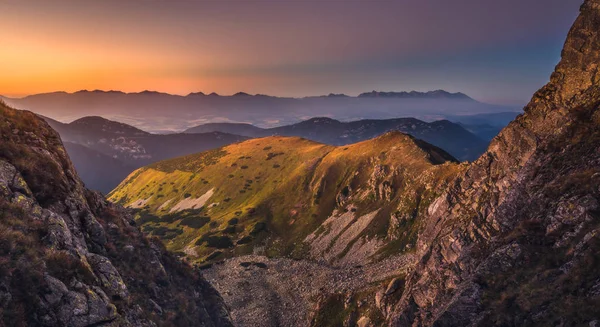 Berglandschaft bei buntem Sonnenuntergang — Stockfoto