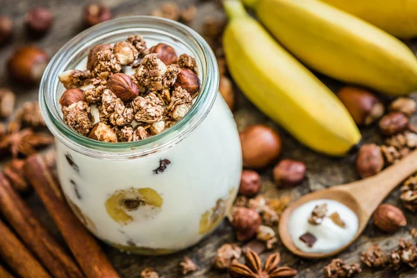 Muesli, 바나나, 견과류와 요구르트 — 스톡 사진