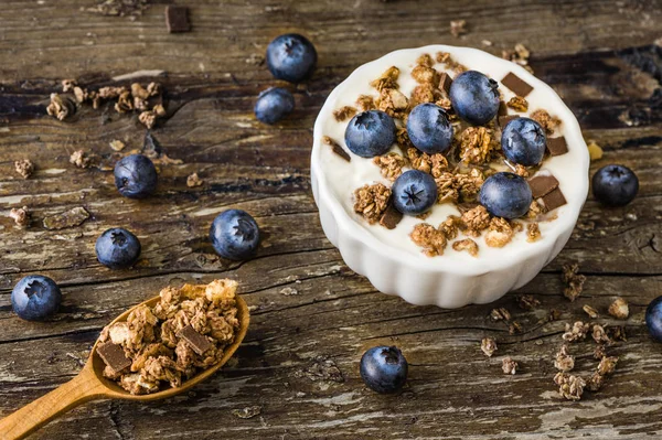 Yogur con arándanos frescos en la mesa Woden —  Fotos de Stock