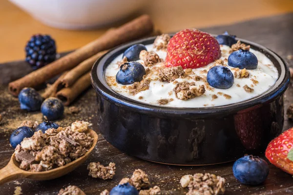 Yogur con fresa, arándanos y muesli —  Fotos de Stock