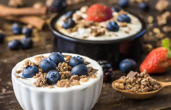 Yogur con fresa, arándanos y muesli —  Fotos de Stock