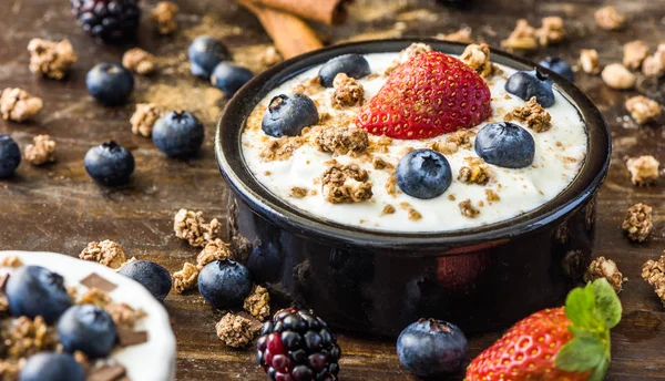 Joghurt mit Erdbeeren, Blaubeeren und Müsli — Stockfoto