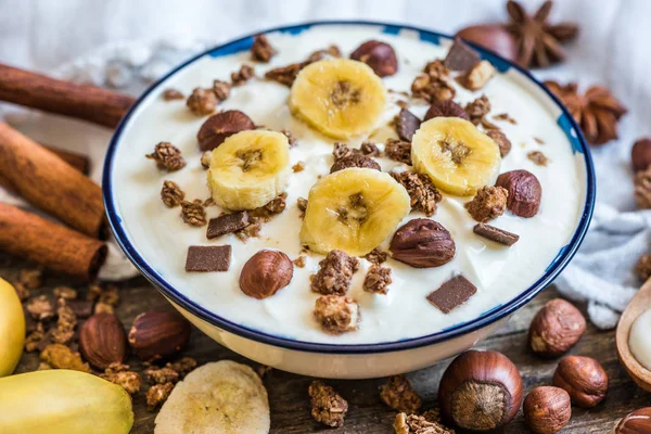 Joghurt mit Müsli, Banane und Nüssen — Stockfoto