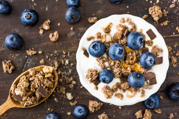 Yogur con arándanos frescos en la mesa Woden —  Fotos de Stock