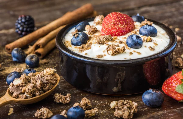 Joghurt mit Erdbeeren, Blaubeeren und Müsli — Stockfoto