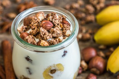 Müsli, muz ve fındık ile yoğurt