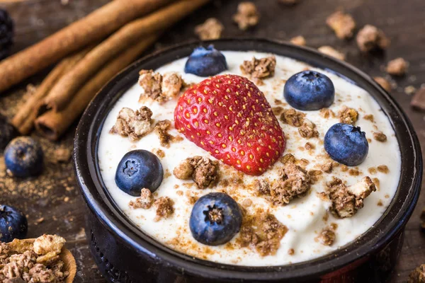 Joghurt mit Himbeeren, Blaubeeren und Müsli — Stockfoto