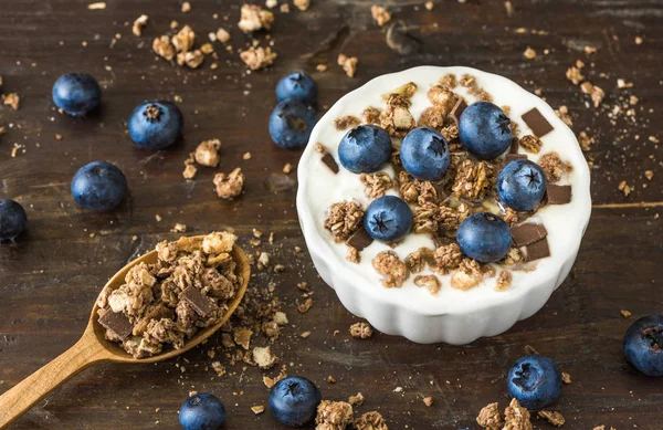 Yogur con arándanos frescos en la mesa Woden —  Fotos de Stock