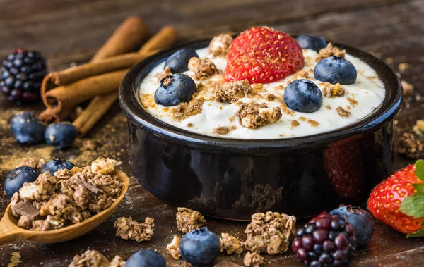 Yogur con fresa, arándanos y muesli —  Fotos de Stock