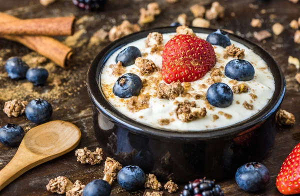 Joghurt mit Erdbeeren, Blaubeeren und Müsli — Stockfoto