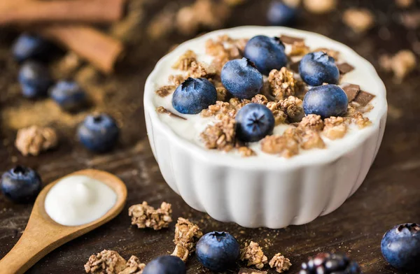 Joghurt mit frischen Blaubeeren auf Holztisch — Stockfoto